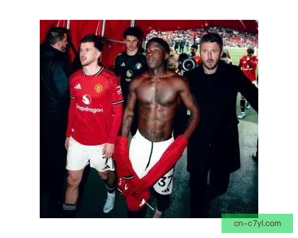 罗马诺称曼联不卖梅努合同焦点